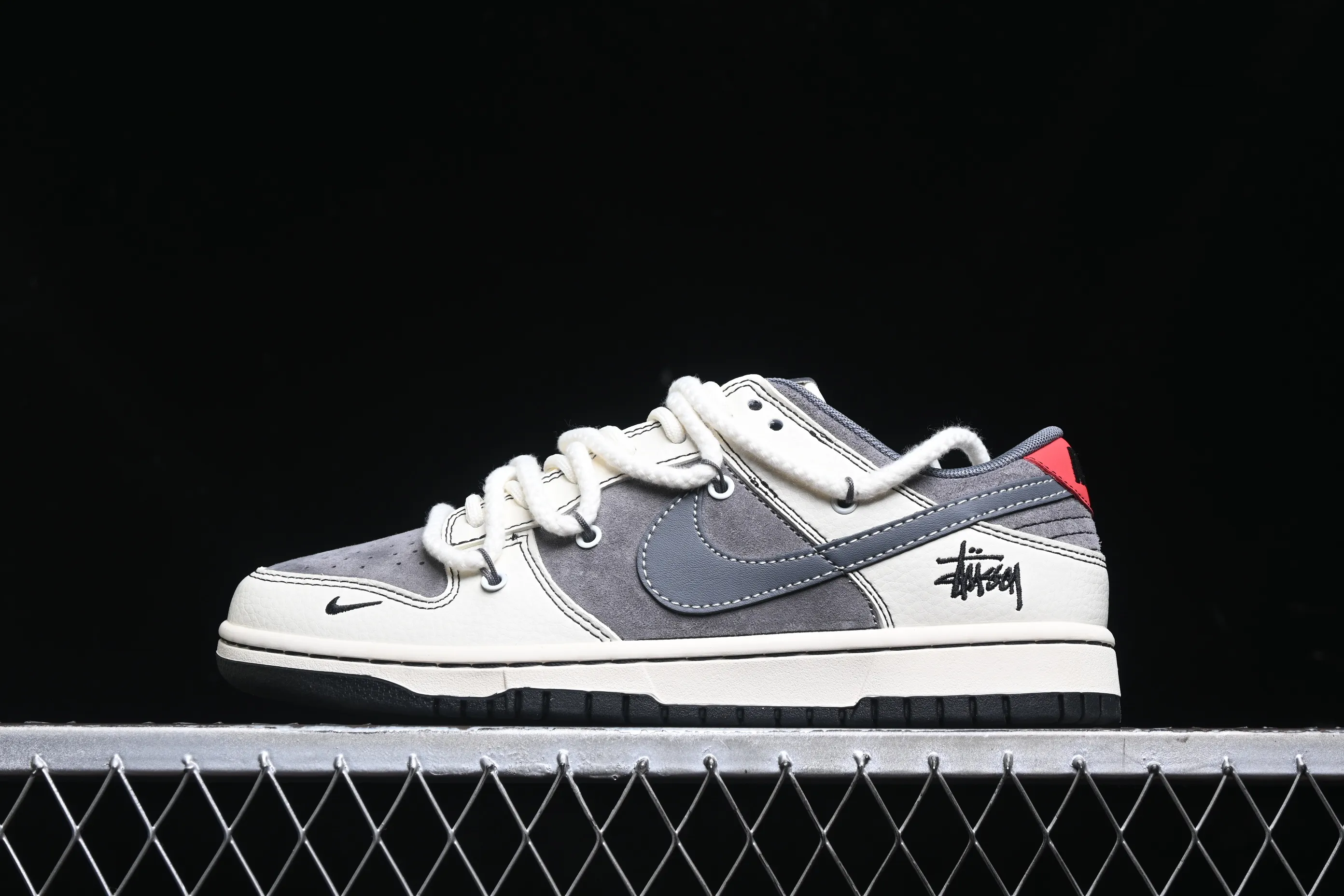 All Categories Nk SB Dunk Series Nk SB Dunk Low High-end Customized Low-top Sneakers Nk SB Dunk Low Stusi Joint-Strap Gray White Gray Hook Anniversary High-end Customized Low-top Casual Sneakers YX5066-207